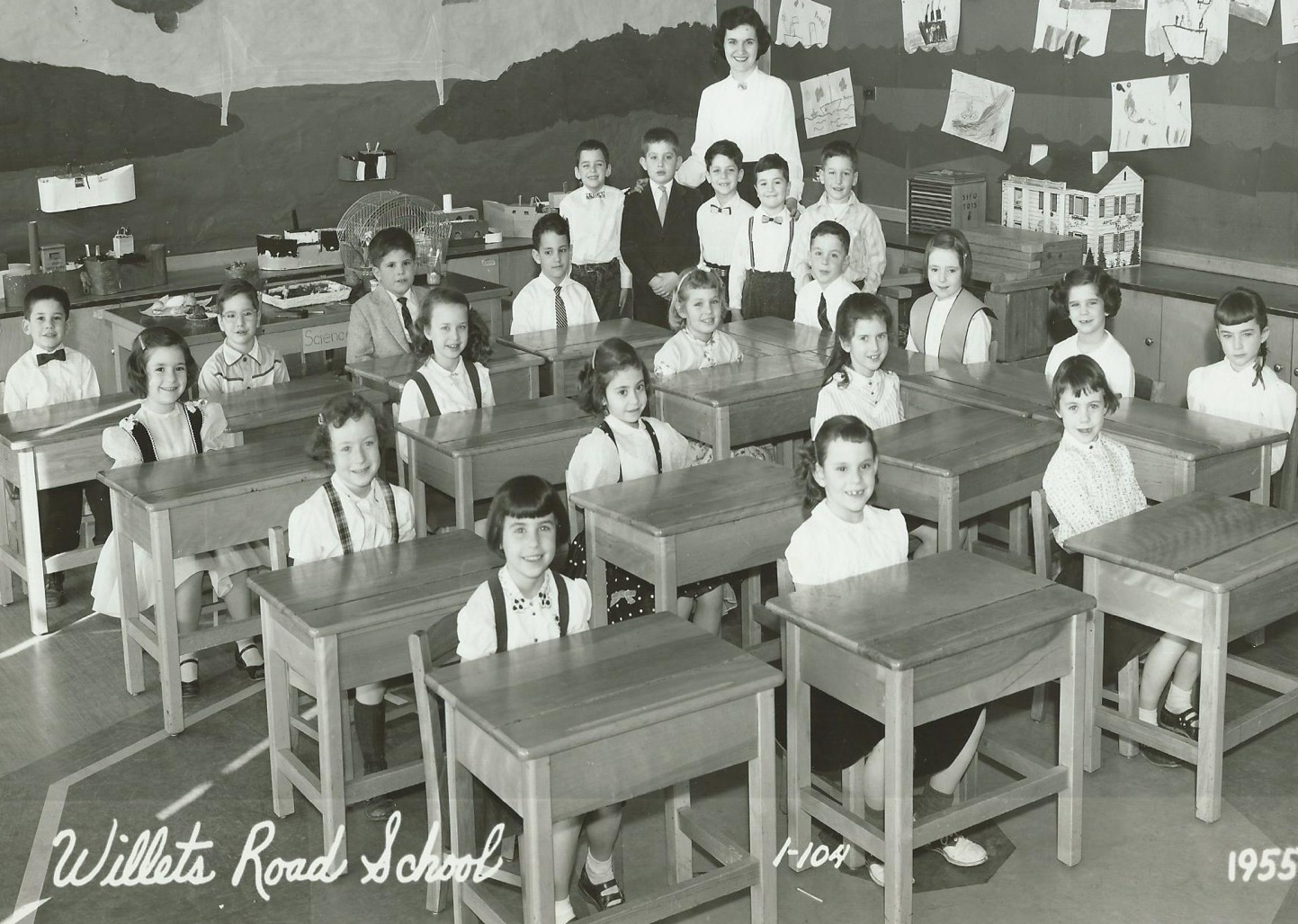 A group of people in a roomDescription automatically generated